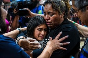 Una mujer abraza a una niña mientras lloran durante una vigilia por las víctimas del tiroteo masivo en la Escuela Primaria Robb en Uvalde, Texas, el 25 de mayo de 2022.