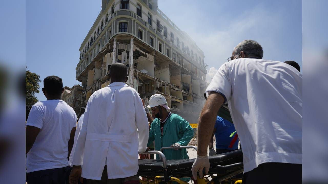 El presidente de Cuba Miguel Díaz-Canel destacó el trabajo de bomberos, rescatistas y personal de la salud que atienden la emergencia. Foto: AP/ Ramon Espinosa.
