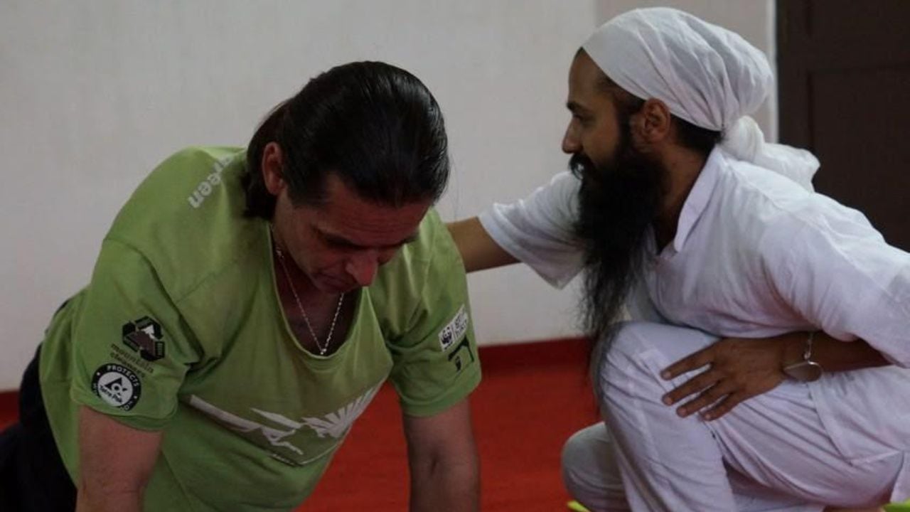 En Rishikesh, capital del yoga en India, y Dharamsala, Rodrigo Uribe se especializó en su práctica.