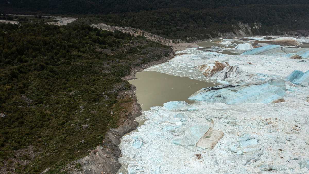 Vista aérea de un glaciar en el borde de Campos de Hielo Norte, en la región de Aysén, sur de Chile, el 14 de febrero de 2022.