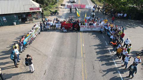 Protesta en la vía Bucaramanga - Barrancabermeja.
