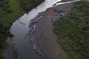 Migrantes en su ruta hacia el norte toman botes a motor para seguir el recorrido, en Bajo Chiquito, en la provincia de Darién, Panamá, el jueves 5 de octubre de 2023, tras atravesar a pie por el Tapón del Darién desde Colombia.