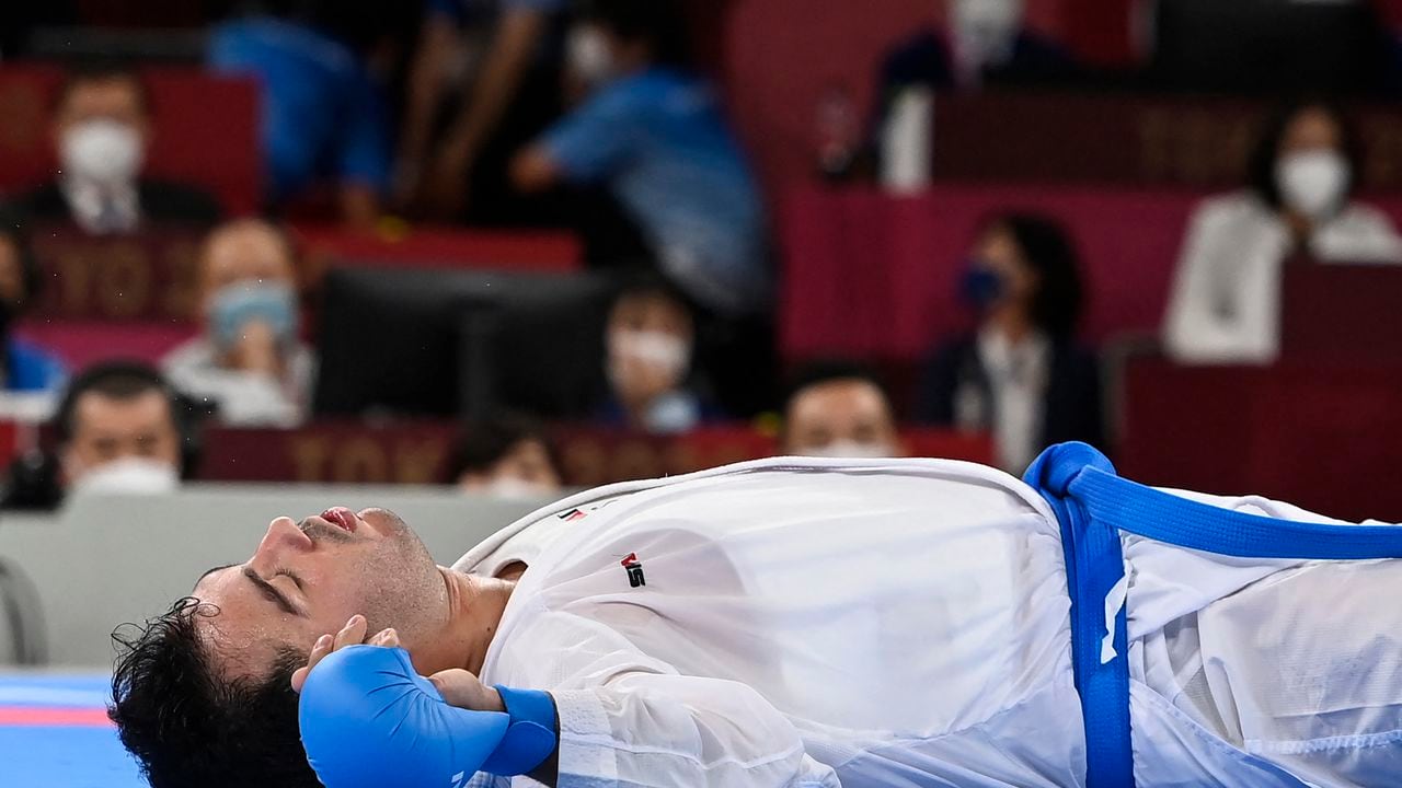 Sajad Ganjzadeh de Irán yace inmóvil después de una lesión en la final de kumite + 75 kg masculino contra Tareg Hamedi de Arabia Saudita en la competencia de karate durante los Juegos Olímpicos de Tokio 2020 en el Nippon Budokan en Tokio el 7 de agosto de 2021 (Foto de Alexander NEMENOV / AFP).