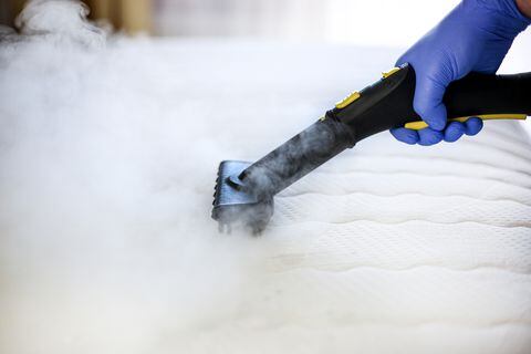 Se presentan técnicas simples pero eficaces para eliminar ácaros, polvo y manchas de los colchones, manteniendo un ambiente de sueño saludable en los hogares.