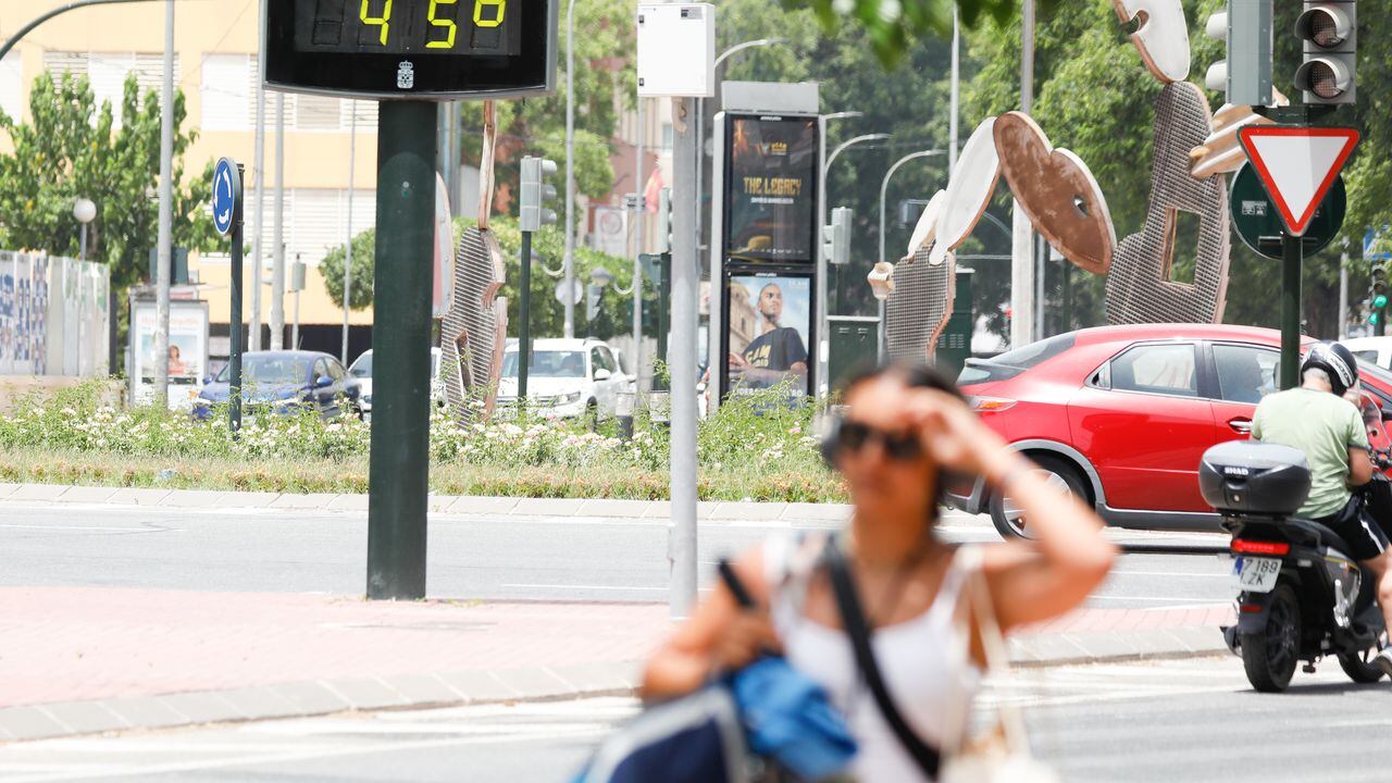 Un termómetro marca 45ºC en la calle, el 12 de julio de 2023 en Murcia, Región de Murcia, España. El Ayuntamiento de Murcia ha activado un dispositivo ante el aviso de alerta naranja por altas temperaturas decretado por la Agencia Estatal de Meteorología