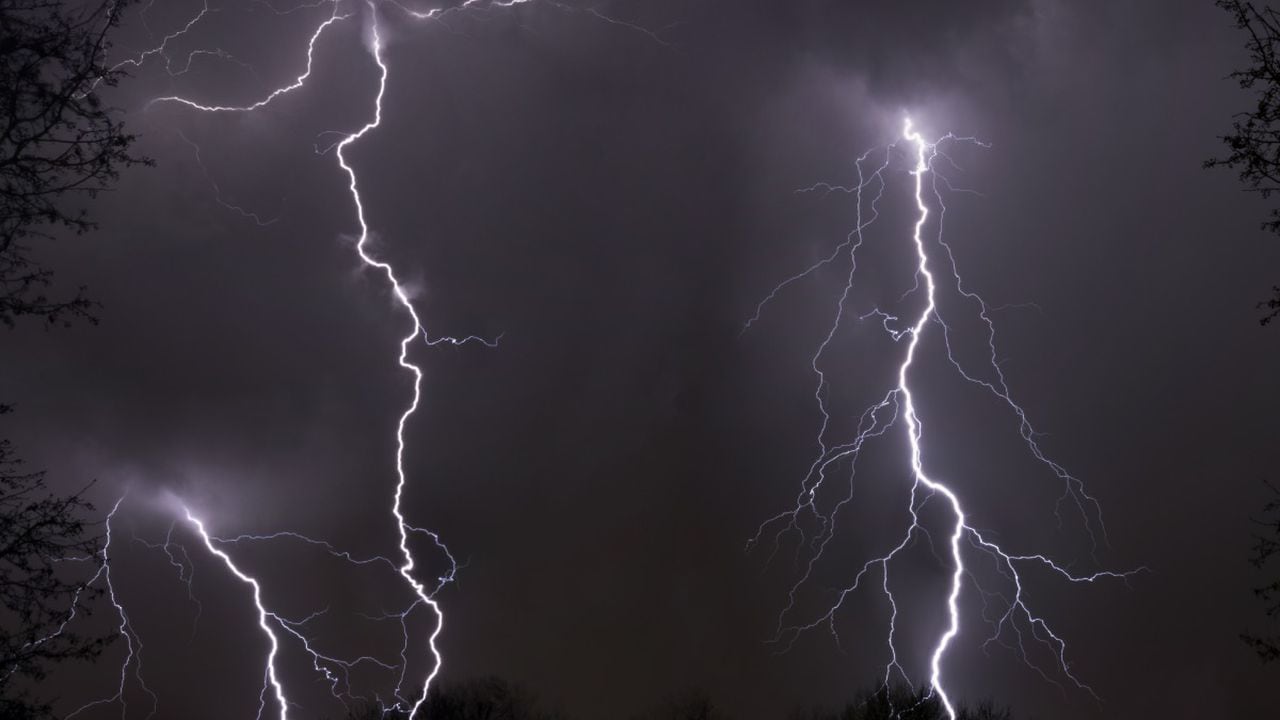 Múltiples relámpagos durante una fuerte tormenta en Jonesboro, Arkansas. Foto: Getty Images