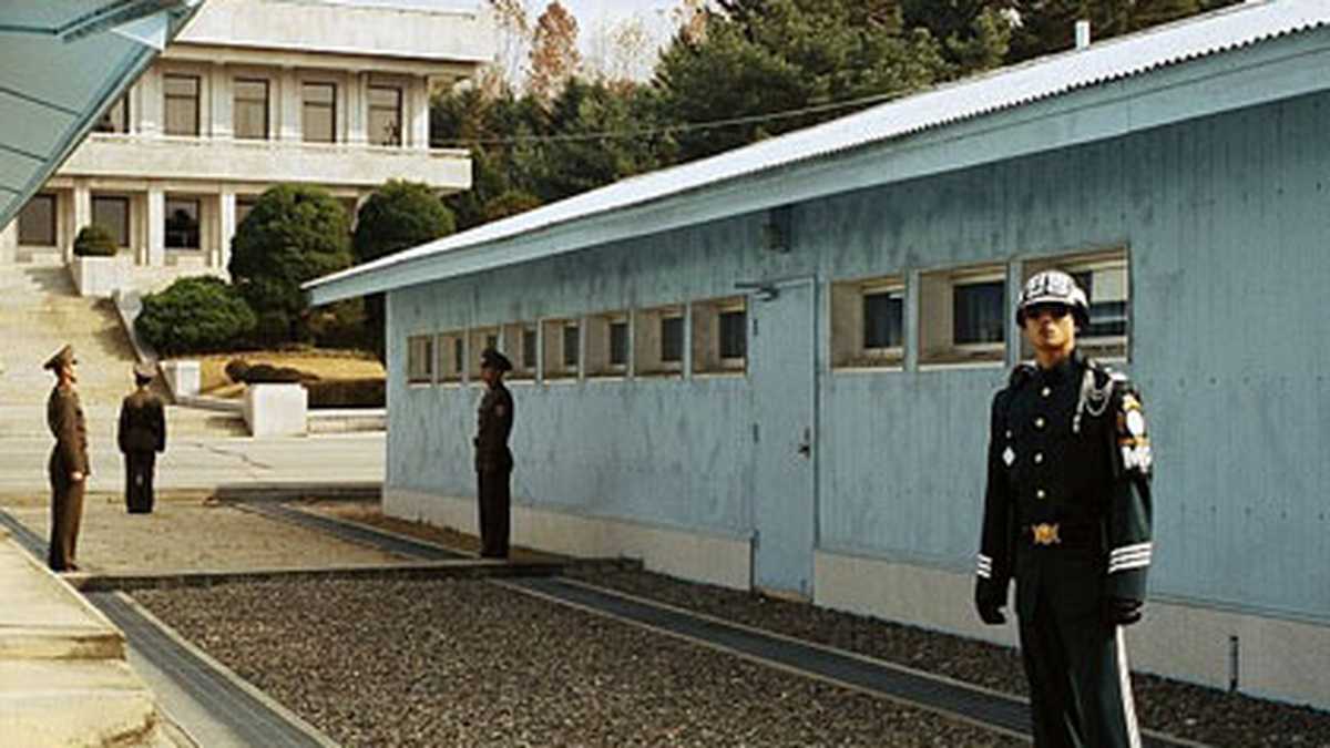 1 Frontera entre las dos Coreas. 
Establecida en 1953 tras la firma de l armisticio de la Guerra de Corea, tiene 4 kilómetros de ancho y 238 de largo. 