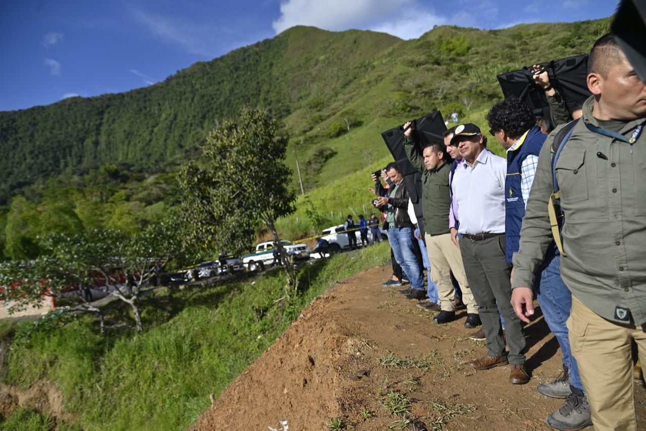 Presidente Gustavo Petro revisa la zona del derrumbe en Rosas, Cauca