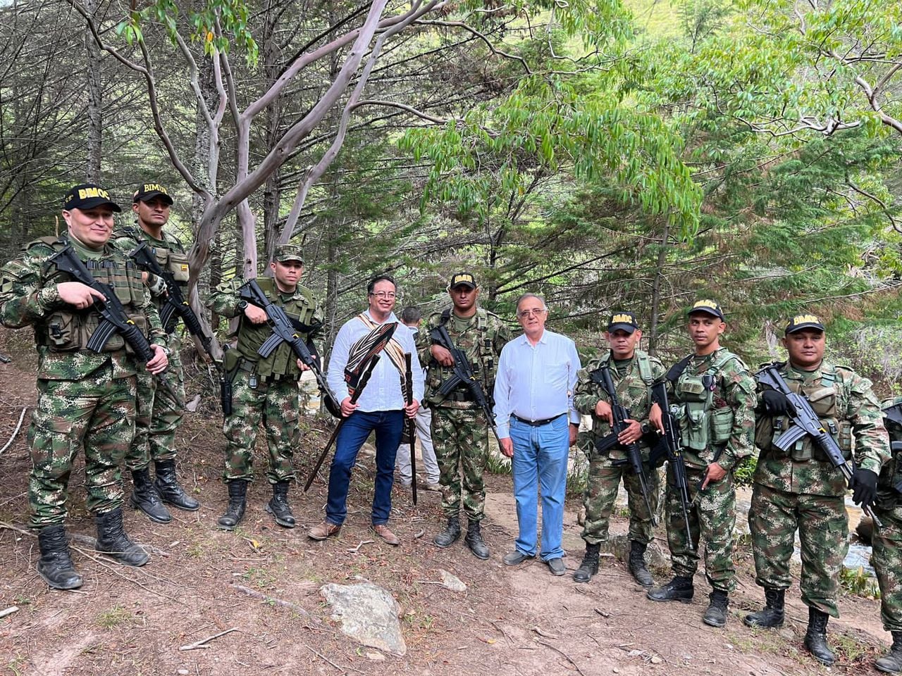 Gustavo Petro, junto a Iván Velásquez, posando con miembros del Ejército.