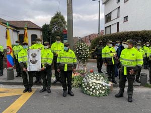 La Policía rindió homenajes al patrullero Edwin Caro, asesinado por un hombre requerido para una requisa en Bogotá.