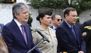 Guillermo Lasso, presidente de Ecuador, posesiona al nuevo ministro del Interior de su país, Juan Zapata