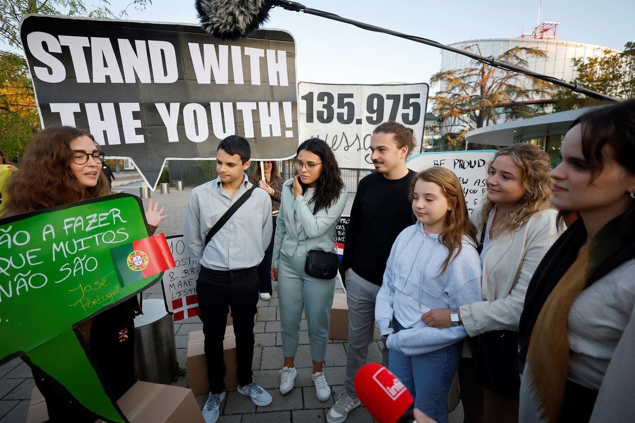 El Tribunal Europeo de Derechos Humanos (TEDH) en El 27 de septiembre de 2023 comenzó la audiencia de un caso presentado por seis jóvenes portugueses contra 32 naciones por no hacer lo suficiente para detener el calentamiento global, el último intento para garantizar la justicia climática a través de los tribunales.
