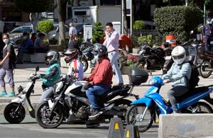 Personas en motocicletas esperan que el semáforo cambie a verde en la Ciudad de México, el 8 de noviembre de 2022. Además de los casi cinco millones de automóviles que luchan por circular todos los días en la Ciudad de México, ahora hay cientos de miles de motocicletas.
