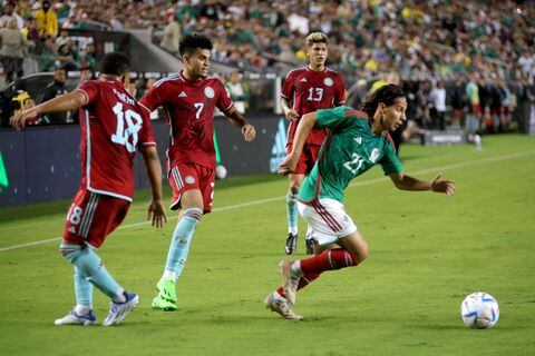 SANTA CLARA, CALIFORNIA -  SEPTEMBER 27: Mexico's Diego Lainez (21) dribbles past between Colombia's Frank Fabra (18) and Luis Diaz (7) in the second half of a friendly soccer match at Levi's Stadium in Santa Clara, Calif., on Tuesday, Sept. 27, 2022. (Photo by Ray Chavez/MediaNews Group/The Mercury News via Getty Images)