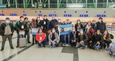 La Misión Internacional de Solidaridad y Observación de Derechos Humanos a su llegada a Bogotá. Ese día no se permitió la entrada del militante Juan Grabois.