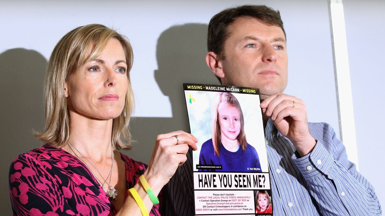 Kate y Gerry McCann sostienen una imagen policial de edad avanzada de su hija durante una conferencia de prensa para conmemorar el quinto aniversario de la desaparición de Madeleine McCann, el 2 de mayo de 2012 en Londres