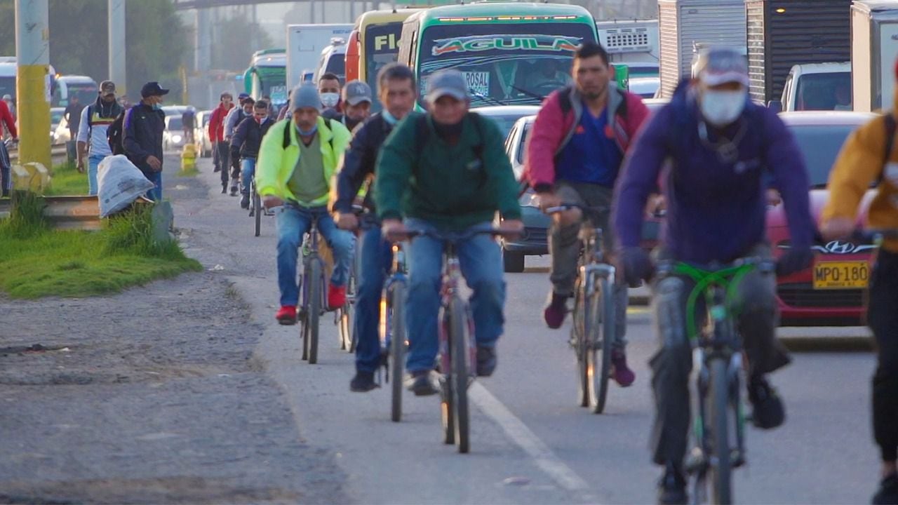 Cientos de ciclistas se dirigen a sus trabajos en la ruta que conduce desde Mosquera hasta Cota, en el departamento de Cundinamarca.