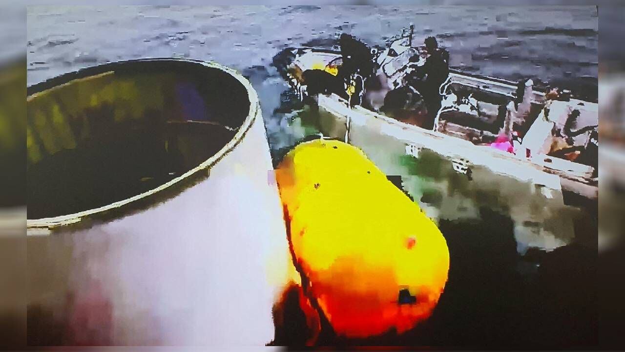 Una imagen del folleto muestra lo que se cree que es parte de un vehículo de lanzamiento espacial que, según Corea del Norte , se estrelló contra el mar.