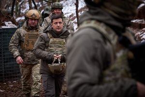 El presidente ucraniano, Volodymyr Zelensky, visita posiciones de combate y se reúne con militares en primera línea con separatistas respaldados por Rusia en la región de Donetsk el Día de las Fuerzas Armadas de Ucrania el 6 de diciembre de 2021. (Foto de Handout / Servicio de prensa presidencial de Ucrania / AFP ) / RESTRINGIDO AL USO EDITORIAL - CRÉDITO OBLIGATORIO "FOTO AFP / servicio de prensa presidencial de Ucrania / folleto " - SIN MARKETING - SIN CAMPAÑAS PUBLICITARIAS - DISTRIBUIDO COMO SERVICIO A LOS CLIENTES