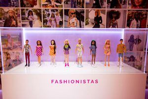 Las muñecas Barbie fashionistas se presentaron en la exhibición interactiva World of Barbie, una instalación de ubicaciones de Barbie de tamaño real que se abrió al público en Mississauga, Ontario, Canadá. Foto REUTERS/Carlos Osorio