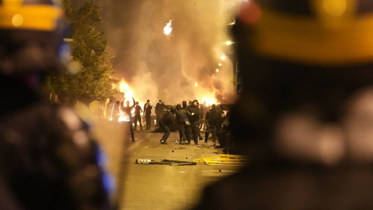 El ministro del Interior francés, Gerald Darmanin, dijo que se desplegaron 1.200 policías durante la noche y que 2.000 estarían en vigor el miércoles en la región de París y en otras grandes ciudades para "mantener el orden".