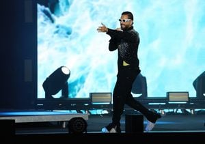 Maluma interpretando una de sus canciones en el show de apertura del Fan Festival