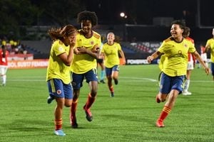 La Selección Colombia Femenina Sub-17 inició con pie derecho la Fase Final del CONMEBOL Sudamericano de la categoría que se lleva a cabo en Montevideo, Uruguay, derrotando a su similar de Paraguay por 2 a 0.