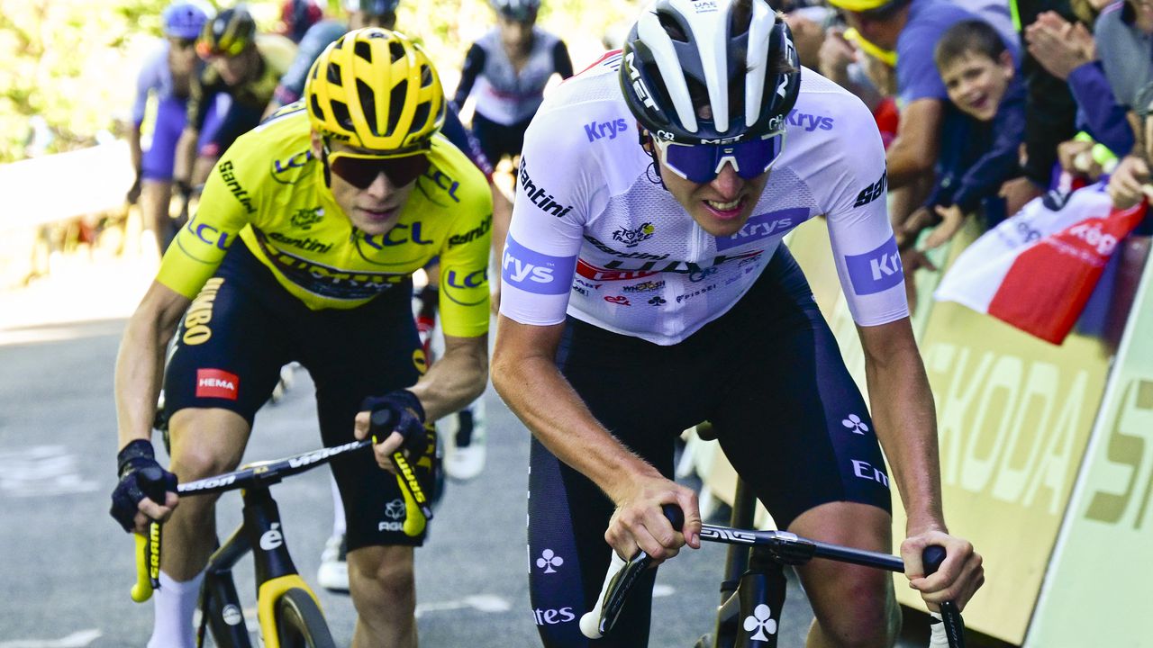Tadej Pogacar (adelante) y Jonas Vingegaard son los dos máximos favoritos a ganar el Tour de Francia.