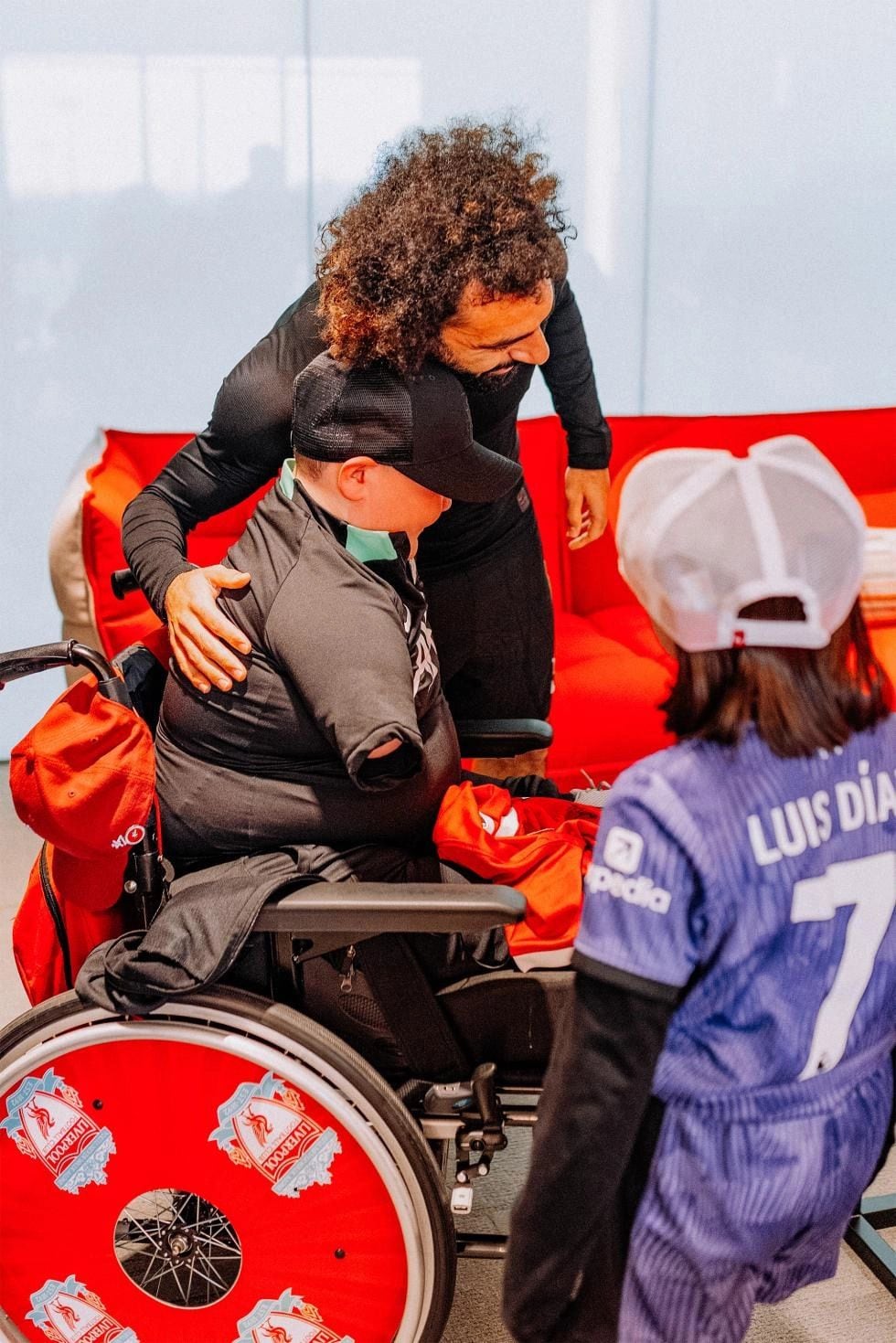 Un niño hincha del Liverpool con discapacidad, conoció al Liverpool y a Luis Díaz