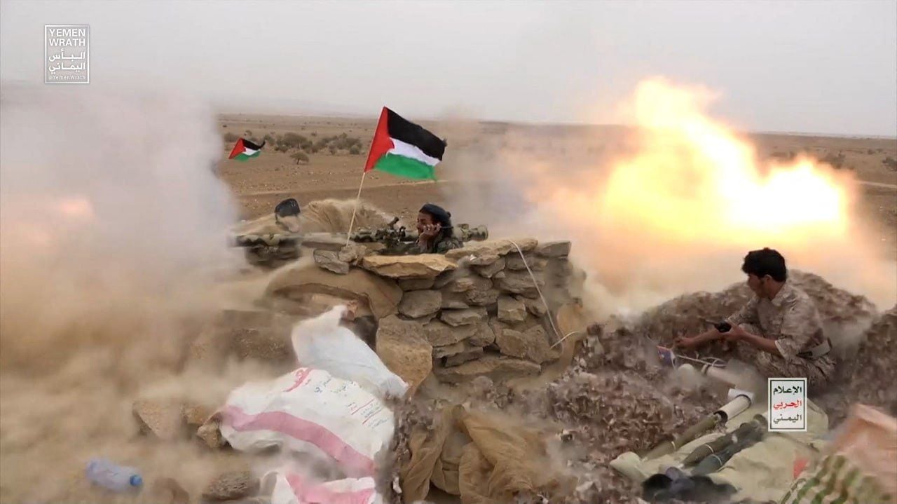 Combatientes hutíes disparan granadas antitanque durante una maniobra militar cerca de Saná, Yemen, el 30 de octubre de 2023.