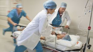Médicos y enfermeras tirando de la camilla del hospital