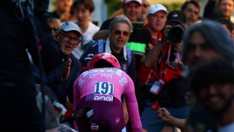 Team UAE's Slovenian rider Tadej Pogacar competes during the 7th stage of the 107th Giro d'Italia cycling race, an individual time trial between Foligno and Perugia, on May 10, 2024 in Foligno. (Photo by Luca Bettini / AFP)