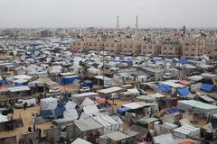 Un campamento de carpas aloja a palestinos desplazados por la ofensiva israelí en Rafah, Franja de Gaza, el martes 27 de febrero de 2024. (AP Foto/Hatem Ali)
