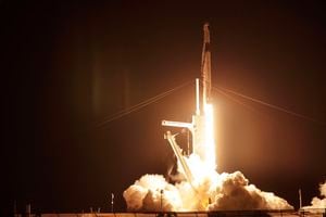 Un cohete SpaceX Falcon 9 con la cápsula espacial Crew Dragon despega de la plataforma 39A en el Centro Espacial Kennedy en Cabo Cañaveral, Florida, el viernes 23 de abril de 2021 Foto: AP / Brynn Anderson.