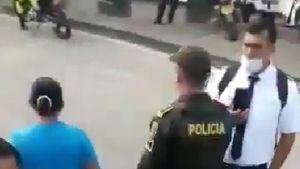 La mujer fue bajada del bus por uniformados de la Policía de Cali.