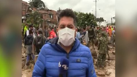 El periodista Fredy Gómez pasó un verdadero susto, mientras cubría las labores de rescate luego del deslizamiento de tierra en Pereira. Foto: captura de pantalla video Caracol Noticias.