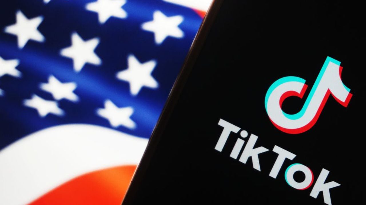 En un movimiento sorprendente, el presidente Biden ha aprobado una ley que podría poner fin a la presencia de TikTok en el país, planteando serias dudas sobre el futuro de la popular plataforma de videos.