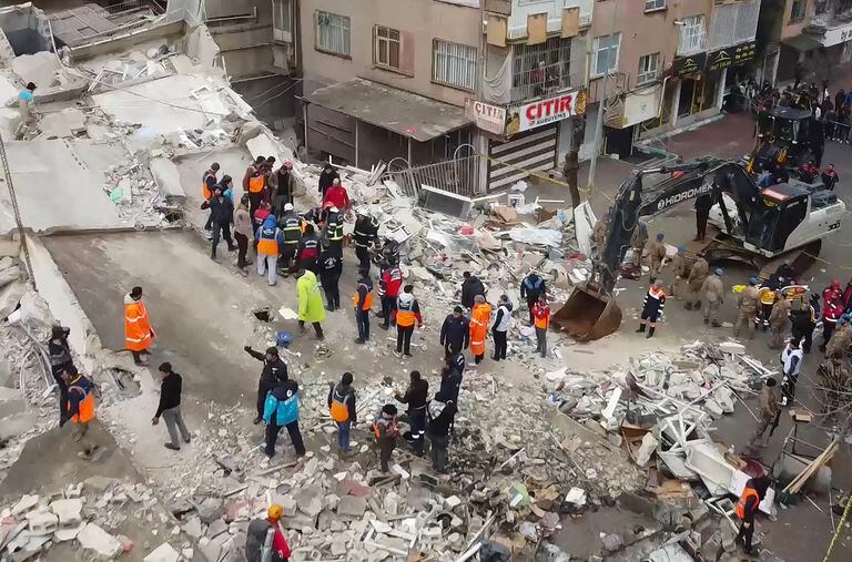 Rescuers search for survivors through the rubble in Sanliurfa, on February 6, 2023, after a 7.8-magnitude earthquake struck the country's south-east. - At least 284 people died in Turkey and more than 2,300 people were injured in one of Turkey's biggest quakes in at least a century, as search and rescue work continue in several major cities. (Photo by AFP)