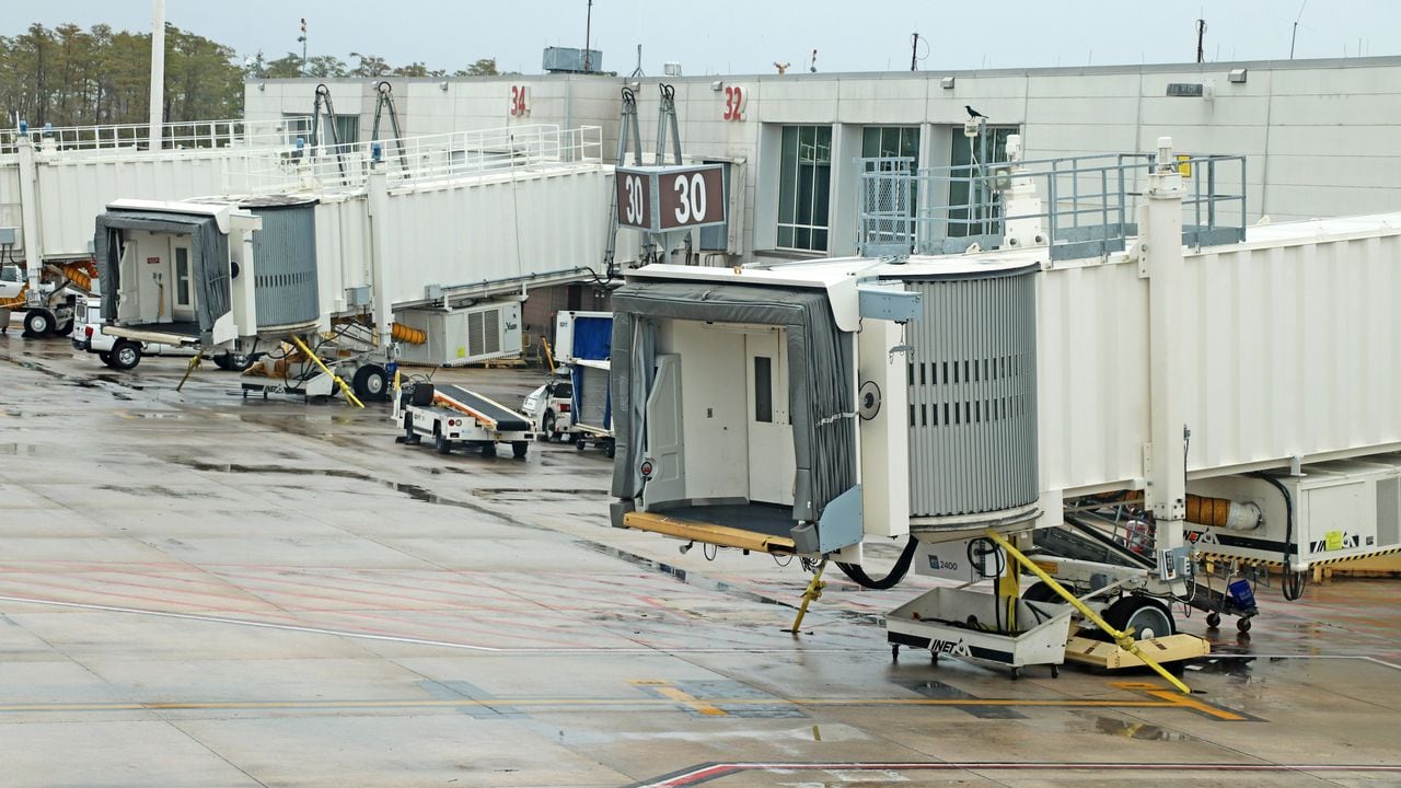 Ante la inminente llegada a Florida, varios aeropuertos anunciaron que se suspenderá las operaciones comerciales esta tarde de miércoles.