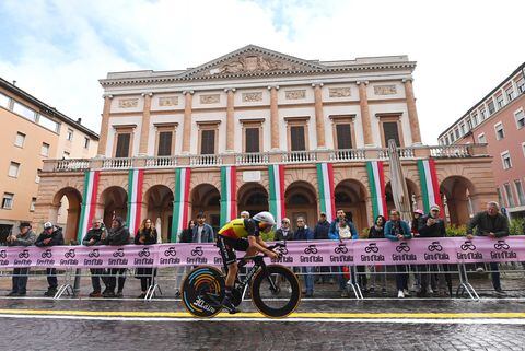 Remco Evenepoel ganó la etapa 9 del Giro de Italia y recuperó la camiseta rosa.