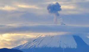 El volcán Sangay en Ecuador sigue emanando cenizas
