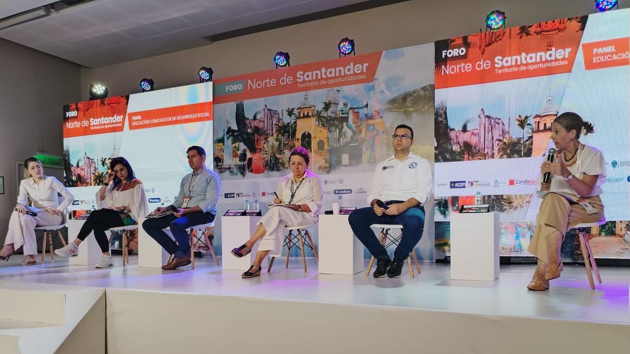 Natalia Henao, directora de Historias Solidarias en SEMANA; Sindey Carolina Bernal, viceministra de Transformación Digital del MinTIC; Eduardo Esteban Pérez, profesor nominado al mejor maestro del mundo; Esperanza Paredes, exrectora de la Universidad de Pamplona y fundadora de Enlaces Centro de Investigación en Fronteras; David Alvarado, secretario de Educación de Norte de Santander y
Liliana Vergel, coordinadora del Pacto por la Educación.