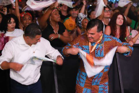El Embajador de Estados Unidos en Colombia, Francisco Palmieri, disfrutó de la tercera noche del festival Petronio Álvarez junto al alcalde Jorge Iván Ospina.