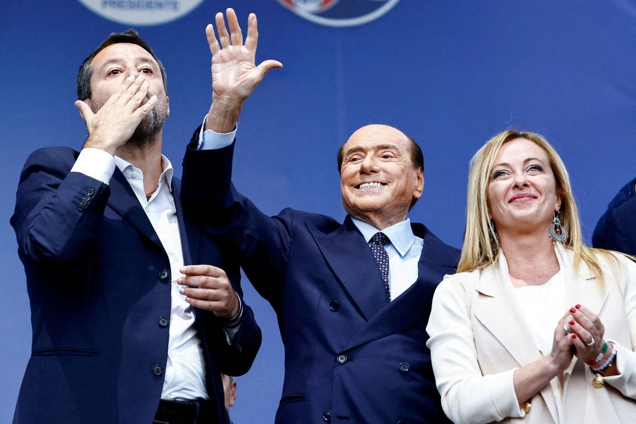 El líder de la Lega (Liga), Matteo Salvini, el líder de Forza Italia, Silvio Berlusconi, y el líder de los Hermanos de Italia, Giorgia Meloni, hacen un gesto durante el mitin de clausura de la campaña electoral de la coalición de centro-derecha en la Piazza del Popolo, antes de las elecciones generales del 25 de septiembre, en Roma, Italia.