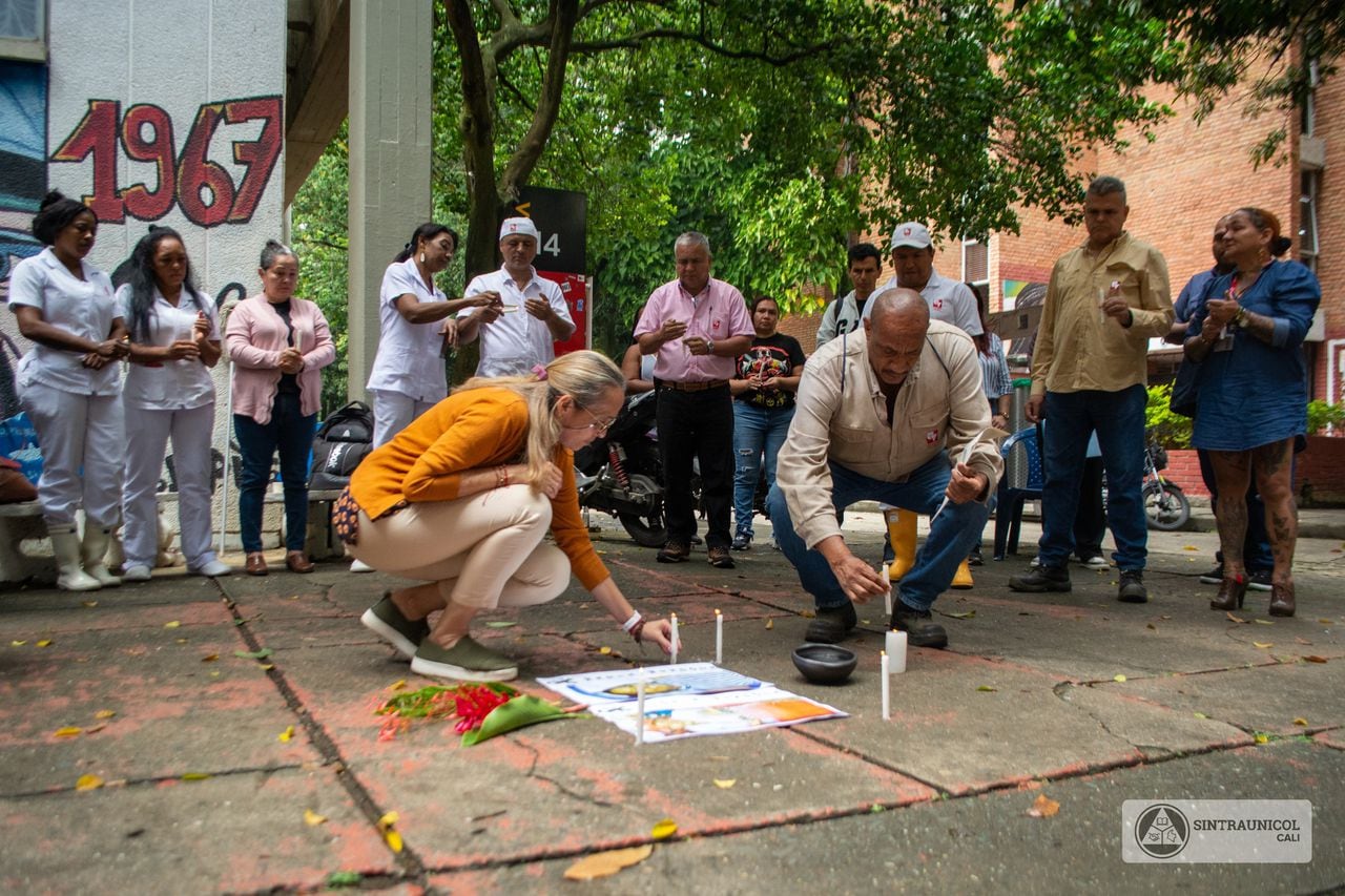 Los trabajadores de la Universidad del Valle han encendido velas en honor a las aseadoras asesinadas.