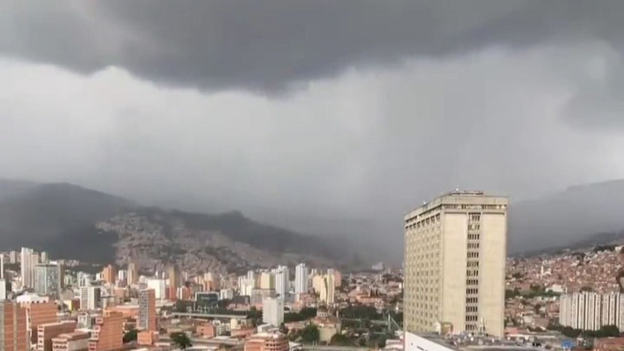 Fuerte aguacero azota a Medellín: ya van varias vías cerradas por inundaciones