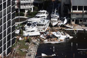 Una vista aérea de los barcos que se estrellaron en un puerto después de que el huracán Ian causara una destrucción generalizada en Fort Myers Beach, Florida, EE. UU., 29 de septiembre de 2022. 