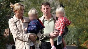Kate y Gerry McCann, padres de Madeleine, caminan desde su casa en Rothley, Leicestershire, con sus otros dos hijos: Sean y Amelie
