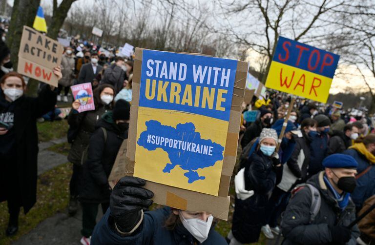 La gente protesta contra la invasión rusa de Ucrania el 24 de febrero de 2022 cerca de la Cancillería en Berlín.
John MACDOUGALL / AFP