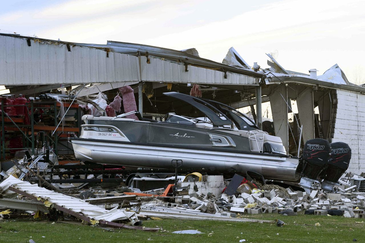 Un bote descansa después de ser succionado de un concesionario marino por un tornado en Mayfield, Kentucky, el 11 de diciembre de 2021. - Los tornados arrasaron cinco estados de EE. UU. Durante la noche, dejando más de 70 personas muertas el sábado en Kentucky y causando múltiples muertes en un almacén de Amazon en Illinois que sufrió "daños catastróficos" con alrededor de 100 personas atrapadas en su interior. La ciudad de Mayfield, en el oeste de Kentucky, fue la "zona cero" de la tormenta, un escenario de "devastación masiva", dijo un funcionario. (Foto de John Amis / AFP)